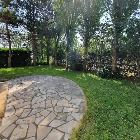 Nice Apt With Garden Near The Beach 꺄부흐