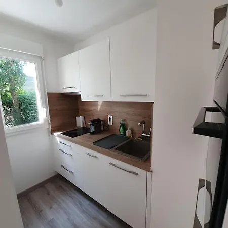 Nice Apt With Garden Near The Beach 아파트
